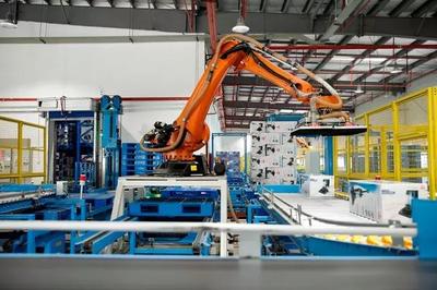 美的智能精益工廠探索人機共協 上演機器人之舞與AI軟件開發